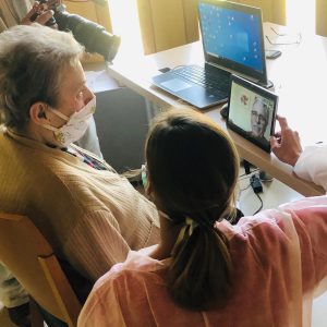 résidente EHPAD utilise tablette