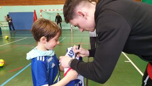 Joueur signe maillot