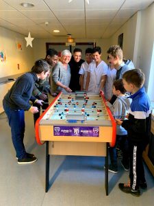 les enfants s'essayent au babyfoot