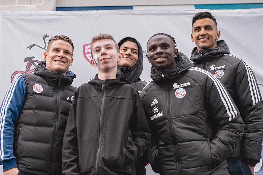 adolescent pris en photo avec des joueurs de football du Racing club de Strasbourg